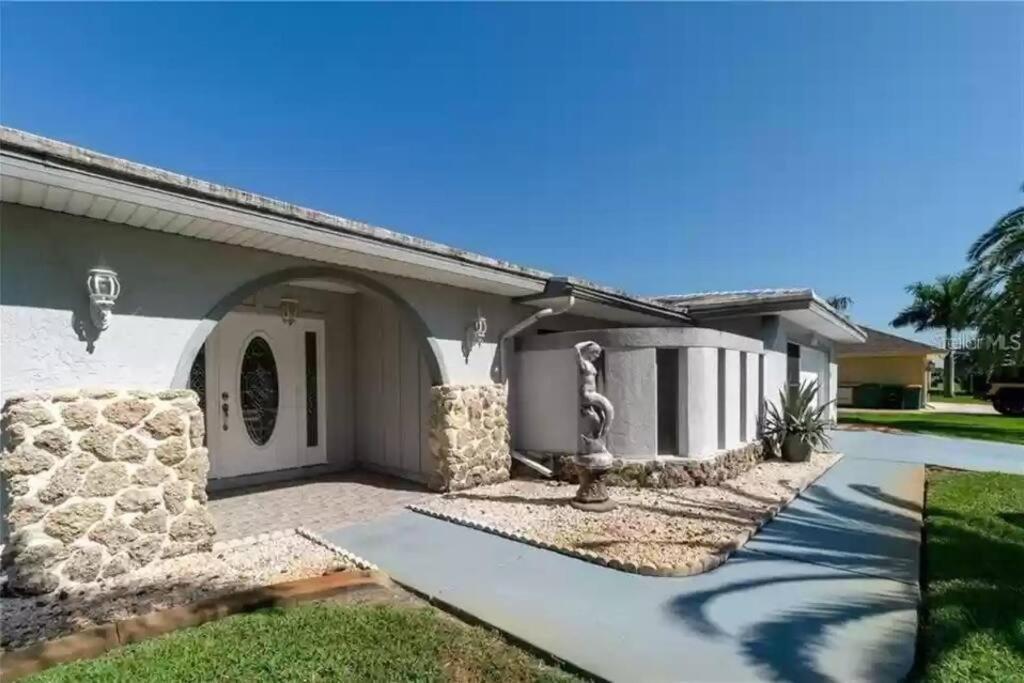 Pet Friendly Canal Front 3-Bedroom Grand Villa With Pool, Linai And Dock Port Charlotte Exterior foto